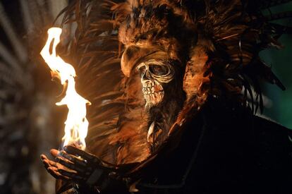 Un bailarín prehispánico actúa con fuego durante una ceremonia en el Fashion Film Festival de México.