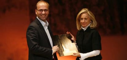 Ignacio Manrique, adjunto al consejero delegado de Panda Security, recibe el galardón de manos de Begoña Elices, directora corporativa y de comunicación y gabinete de presidencia de Repsol