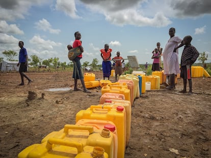 Refugiados sursudaneses recogiendo agua en un asentamiento del norte de Uganda.