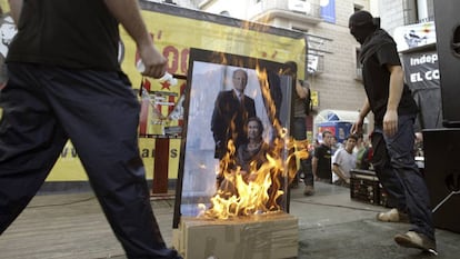 Unos independentistas queman la imagen del rey Juan Carlos I y la reina Sofía durante la Diada Nacional de Cataluña de 2008. 