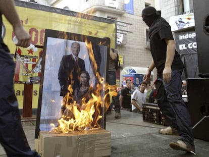 Unos independentistas queman la imagen del rey Juan Carlos I y la reina Sofía durante la Diada Nacional de Cataluña de 2008. 