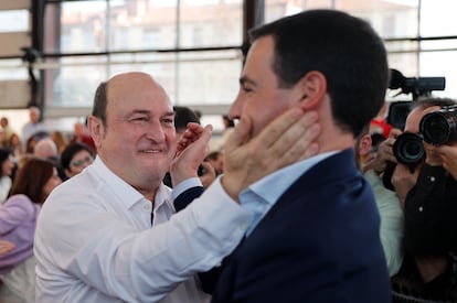 El presidente del PNV, Andoni Ortuzar (a la izquierda), saluda al candidato a lehendakari del partido, Imanol Pradales, durante la Asamblea Nacional del PNV este sábado.