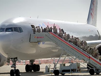 Soldados españoles embarcan en Almería rumbo a Irak.