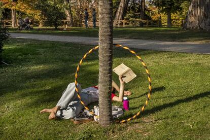 Tiempo de lectura y hula hoop en un día soleado de otoño para evadirse.