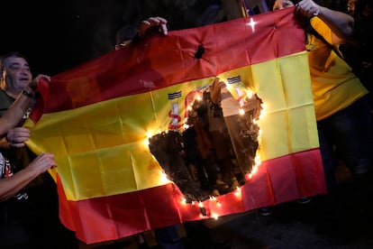 Manifestantes queman una bandera de España durante la manifestación por el sexto aniversario del 1 de octubre, en Barcelona.