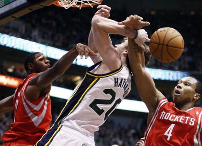 Hayward, de los Jazz, pierde el balón ante Jones y Smith, de Houston Rockets