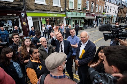 Tim Farron (c), líder demócrata liberal, junto con el ex secretario de Estado de Negocios, Innovación y Habilidades, Vince Cable, en una campaña para las elecciones generales, en Twickenham, Inglaterra.