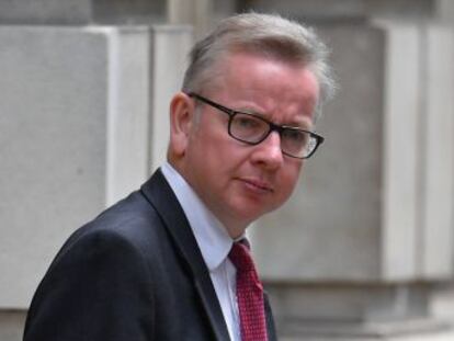 El exalcalde, que partía como favorito, descarta presentarse después de que su exaliado Michael Gove lanzara su candidatura