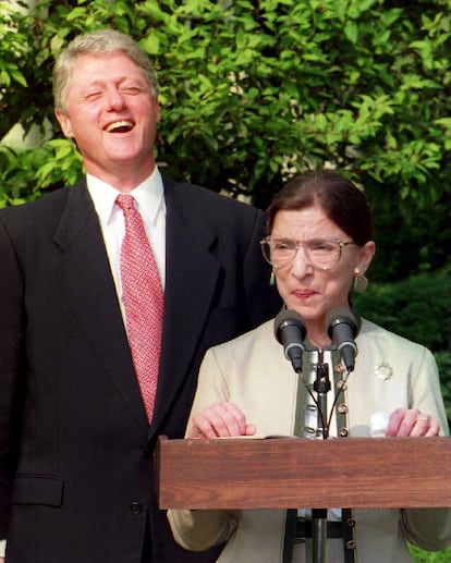 Ruth Bader Ginsburg atende à imprensa depois de ser confirmada como juíza do Tribunal Supremo diante do presidente Bill Clinton, em 2 de agosto de 1993.