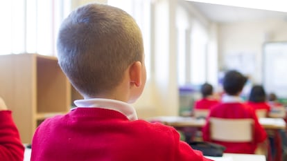 Alumnos de primaria asistiendo a clases presenciales en un aula.