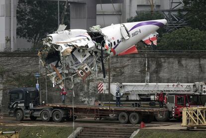 El fuselaje del vuelo de TransAsia es sacado del río Keelung tras estrellarse ayer en Taipei (Taiwan). El balance de víctimas del accidente de avión ha ascendido a 31 muertos y 15 heridos, mientras que otras 12 personas siguen desaparecidas, según ha informado el Departamento de Bomberos.
