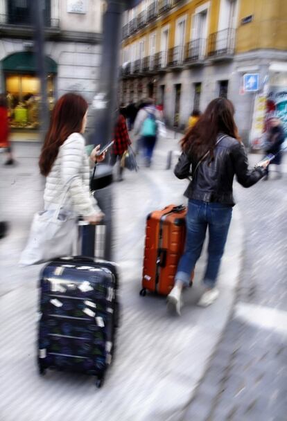 Turistas en La Latina, la zona cero de los pisos de alquiler turístico.