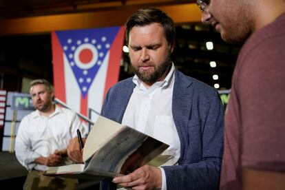 JD Vance firma una copia de su libro en un evento donde anunció su entrada a la contienda por el Senado.