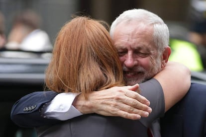 Corbyn, líder laborista, llega a la sede de su partido este viernes.