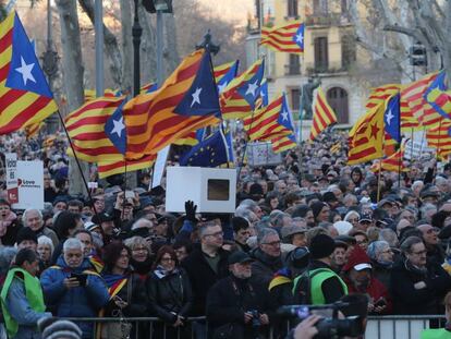 Un aspecte de la concentració de suport a Mas, Ortega i Rigau.