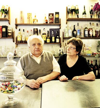 Rafael Monseguí y su mujer, Mercedes Arnau, propietarios del restaurante L'Habana, en el Raval.