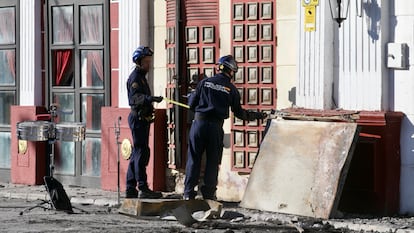 Agentes de la Policía Judicial realizan labores de investigación en las discotecas Teatre y Fonda Milagros de Murcia este martes.