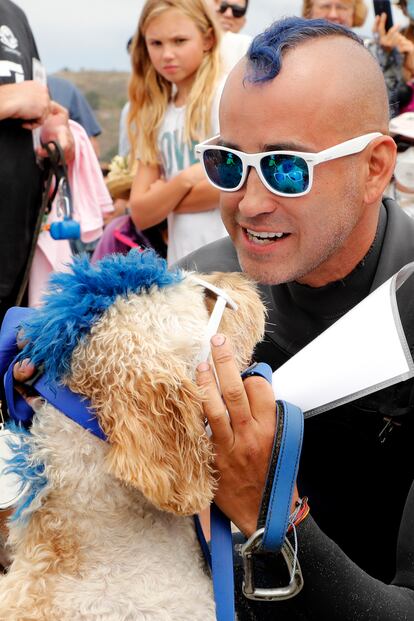 El perro surfista Derby y su dueño, Kentucky, antes de domar una ola.