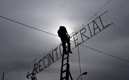 Un operario en los preparativos de las fiestas del 2008.