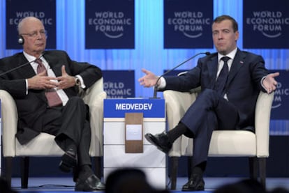 El presidente ruso, Dimitri Medvédev (derecha), junto al fundador del Foro de Davos, Klaus Schwab.