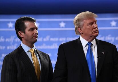 Donald Trump junto a su hijo en la campaña.
