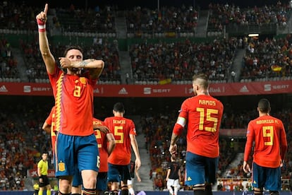 Saul Niguez (derecha) celebra el primer gol de la selección.
