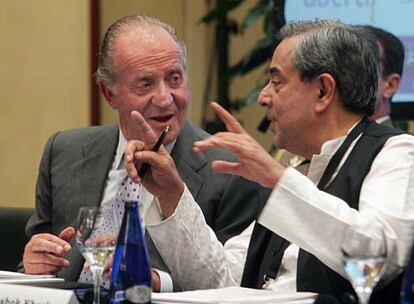El rey Juan Carlos y el copresidente del Club de Roma Ashok Khosla, en Madrid.