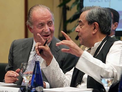 El rey Juan Carlos y el copresidente del Club de Roma Ashok Khosla, en Madrid.