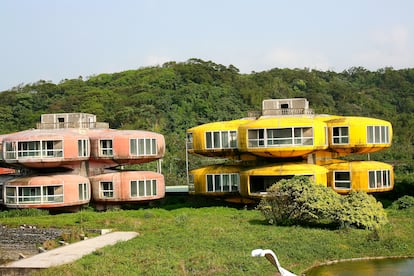 Las obras del pueblo ovni de Sanzhi comenzaron en 1978 y en total se construyeron ciento veintiséis casas rosas, azules, verdes y amarillas.