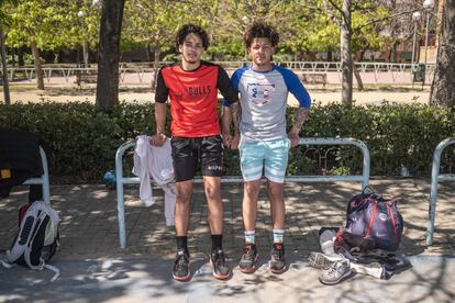 Alexander y Maicol, hermanos y jugadores de balonesto, en la cancha de Ciudad de los Ángeles donde preparan la liga de verano.


