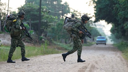 Soldados patrullan en Tib, Colombia, el martes 21 de enero de 2025, luego de ataques guerrilleros que mataron a decenas de personas y obligaron a miles a huir de sus hogares en la regin del Catatumbo.