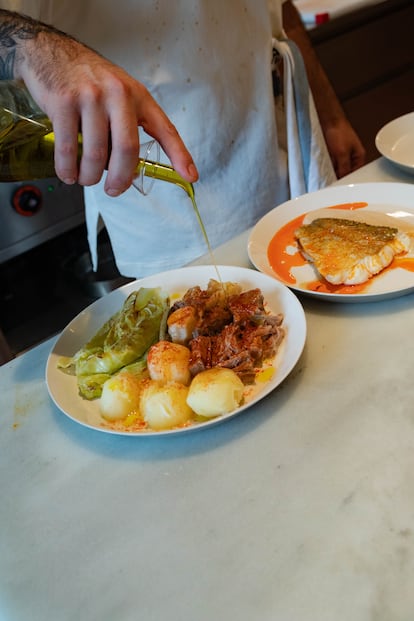 Cocina tradicional gallega en la mesa de la cocina de A Cantina, en Casa RÍA.