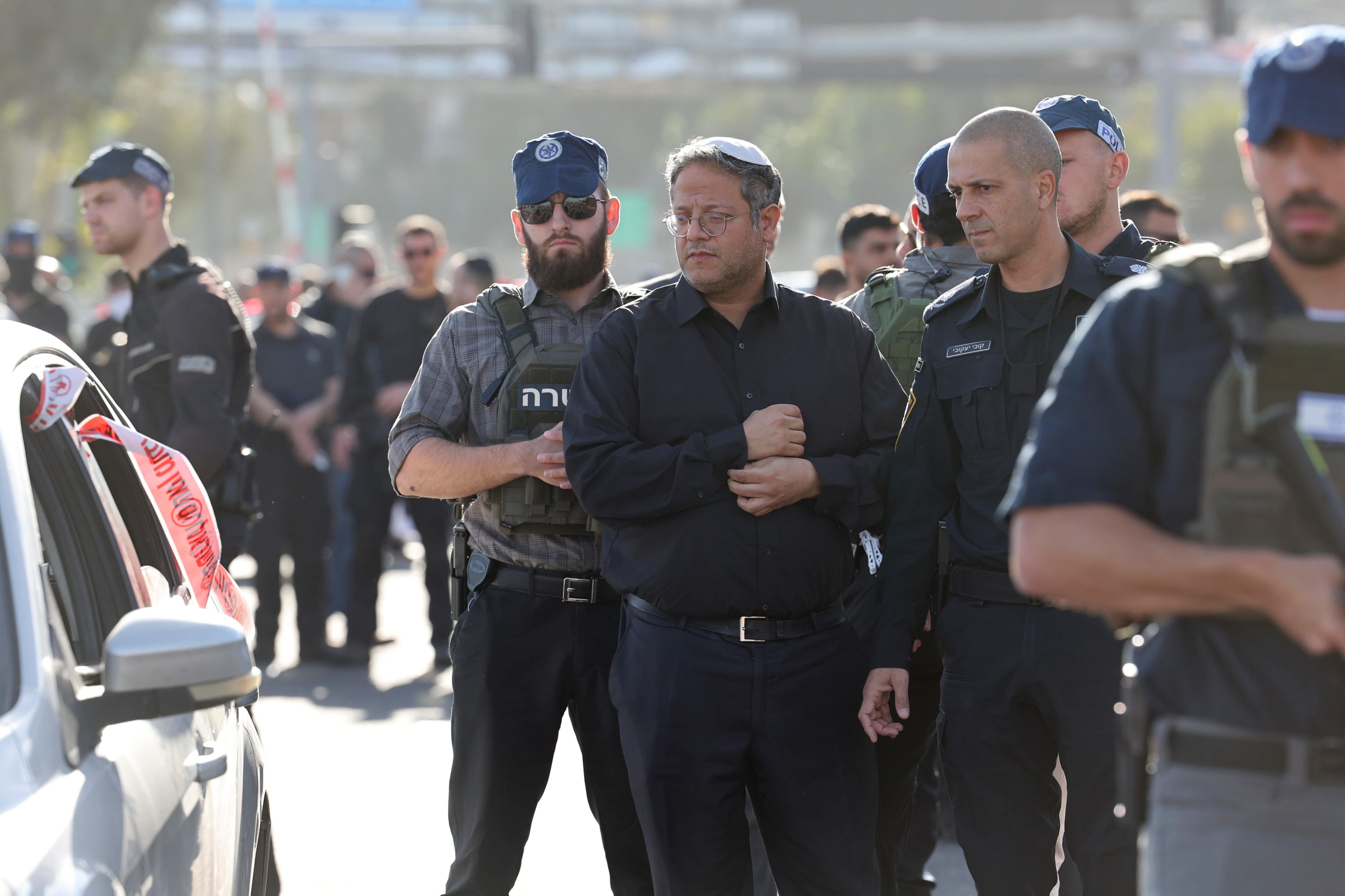 Itamar Ben Gvir, en el centro, visita el lugar del atentado de este jueves en Jerusalén.