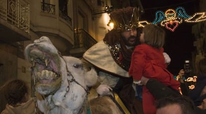 Una niña besa a uno de los reyes magos en la cabalgata de Alcoi, en una imagen de archivo.
