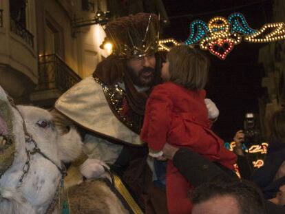 Una ni&ntilde;a besa a uno de los reyes magos en la cabalgata de Alcoi, en una imagen de archivo.