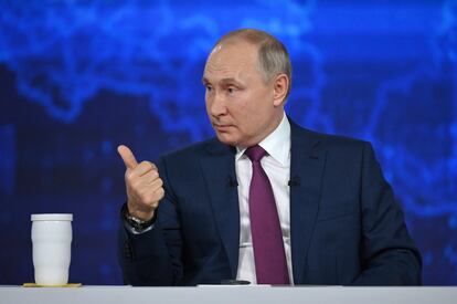 Vladímir Putin durante el programa de televisión 'Línea directa', este miércoles en Moscú.