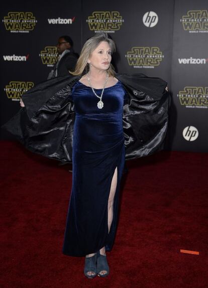 Carrie Fisher (la princesa Leia) y su original vestido.