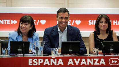 El secretario general del PSOE, Pedro Sánchez; la presidenta del partido, Cristina Narbona, y la portavoz, Adriana Lastra, durante la reunión de la Permanente de la Ejecutiva Federal del partido.