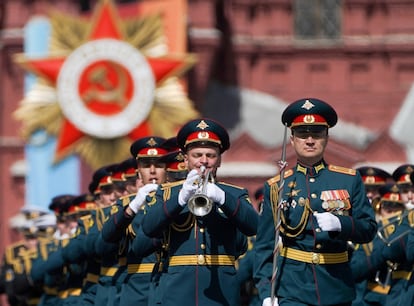 La banda de música del ejército ruso participan en el desfile.
