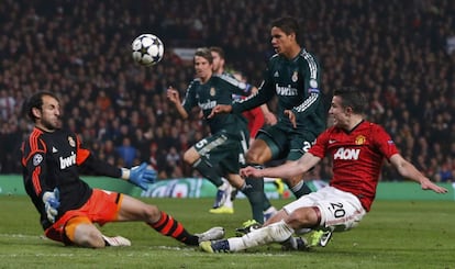 Robin van Persie ante Diego Lopez