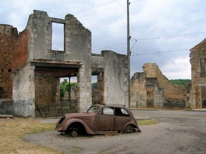 Un viejo Peugeot 202 junto a los edificios destruidos en Oradour-sur-Glane en una imagen de junio de 2006.