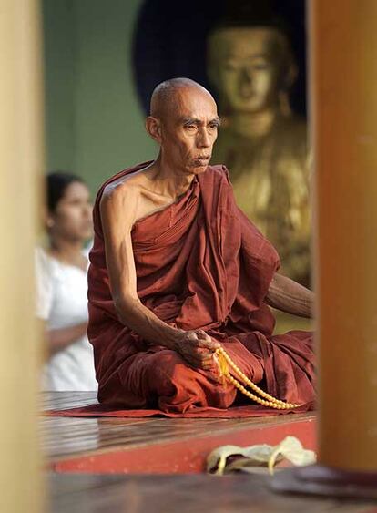 Un monje en la pagoda de Shwedagon, en 2005.