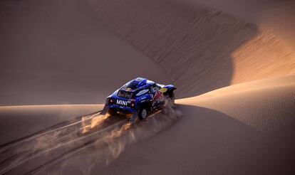 El Mini de Carlos Sainz y Lucas Cruz, en una de las primeras etapas del Dakar 2019.