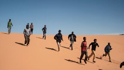 Refugiados eritreos caminan en 2014 cerca de la frontera entre Egipto, Libia y Sudán del Norte, en el desierto del Sáhara. 