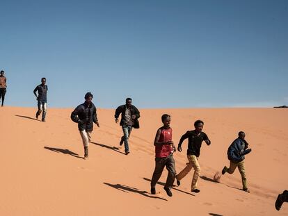 Refugiados eritreos caminan en 2014 cerca de la frontera entre Egipto, Libia y Sudán del Norte, en el desierto del Sáhara.