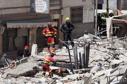 Un vecino de la zona ha declarado a Efe que antes de que la estructura del edificio —en el que habitaban 28 personas— se viniera abajo se escuchó una explosión y olor a gas.