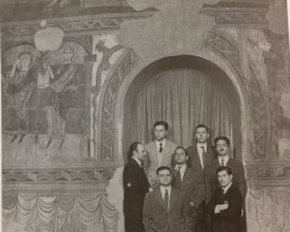 Tàpies, a la derecha con traje con traje claro, y el resto de miembros del Grup de Taüll, fotografiados en 1955 por Català Roca.