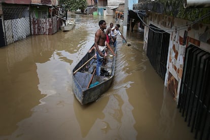 Residentes del barrio Playa Renaciente se desplazan por calles inundadas tras el desbordamiento del río Cauca en Cali, Colombia, en noviembre de 2022. 