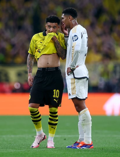 Jude Bellingham del Real Madrid y Jadon Sancho del Dortmund hablan durante el partido.