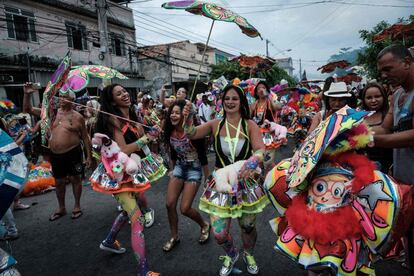 Los intergrantes de la banda del carnaval de la calle bate-bola actúan durante el primer día del carnaval de Río de Janeiro (Brasil).